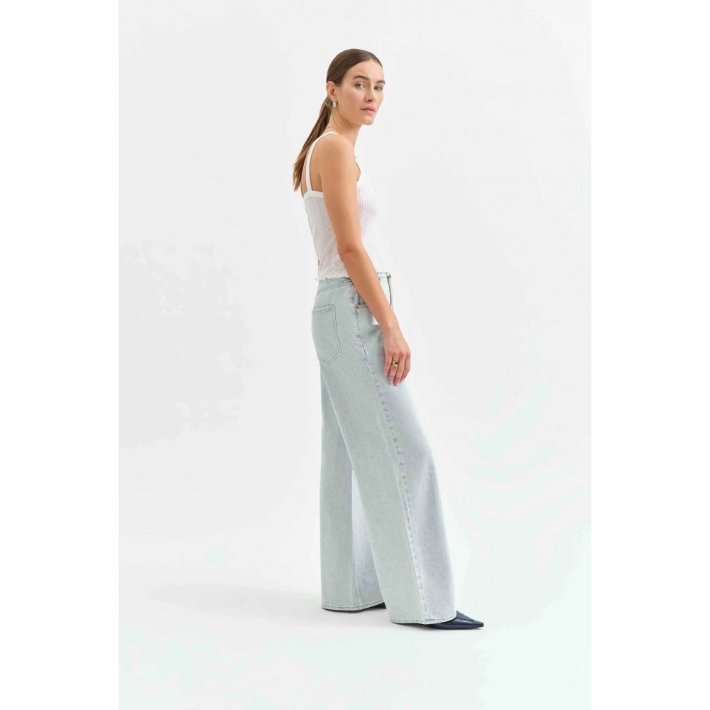 Ámbar Mid Rise Wide Leg Jean